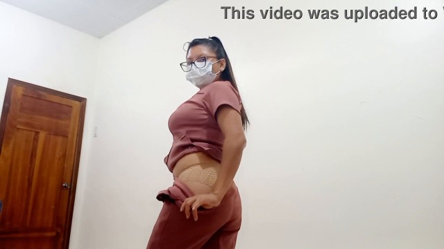 vieja sucia de la limpieza hace porno casero en su lugar de trabajo, ella cree que su cuerpo usado y sus tetas naturales, puede 