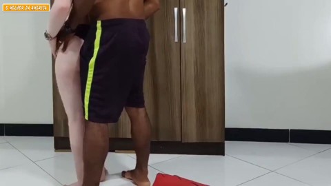 Jovem casal fazendo sexo caseiro no chão Loira Cavala gostosa rebolando e kikando no pauzao