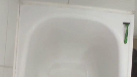 Me meto al baño de mi vecina a masturbarme